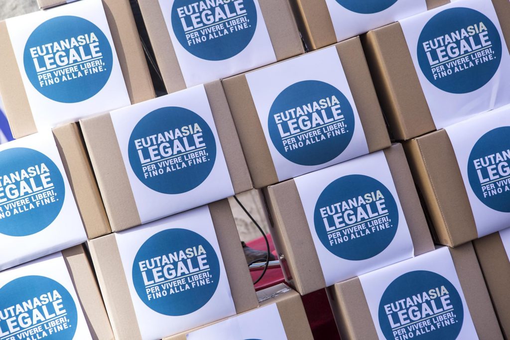 Scatoloni contenenti le firme della proposta di legge di iniziativa popolare Eutanasia Legale